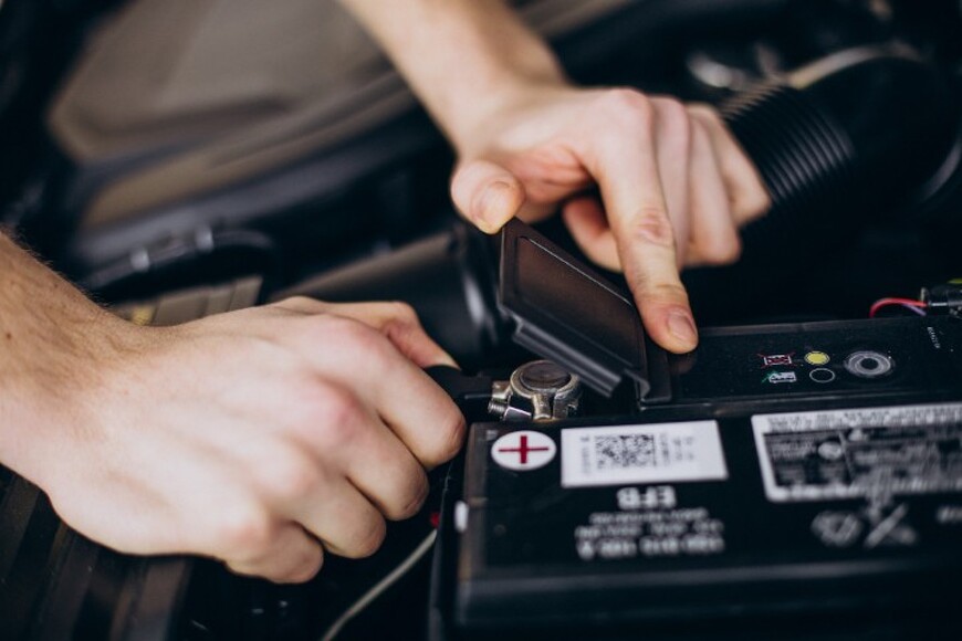 Por qué se descarga la batería del coche estando parado