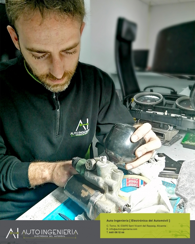 Reparación de la bomba de control de presión del sistema de frenos ABS en un Renault 21 en Alicante